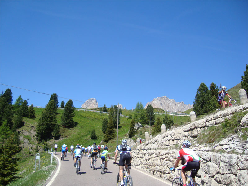 gal/2010/07 - Sella Ronda Bike Day 2010/05 - SellaRonda_Bike_Day/04 - L_affascinante e duro Passo Sella/3verso-il-sella_04.jpg